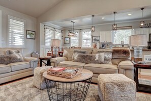 TV, fireplace - Beautifully furnished home with HOT TUB (Angels Camp)