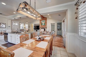 Dining - Beautifully furnished home with HOT TUB (Angels Camp)