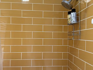 Haartrockner, Handtücher, Seife, Shampoo