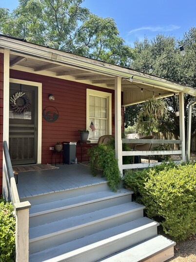 Wensel Cottage in downtown Natchez Walking distance to most shops & restaurants.