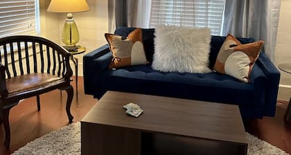 Wensel Cottage in downtown Natchez Walking distance to most shops & restaurants.