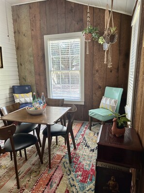 Dining - Wensel Cottage in downtown Natchez Walking distance to most shops & restaurants. (Natchez)