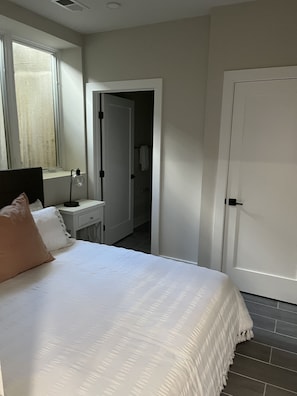 Room - One bedroom condo near transportation and shopping center (Washington)