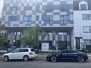 Exterior - One bedroom condo near transportation and shopping center (Washington)