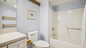 Un baño con inodoro, lavamanos y ducha.