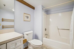 Ensemble douche/baignoire, sèche-cheveux, serviettes fournies