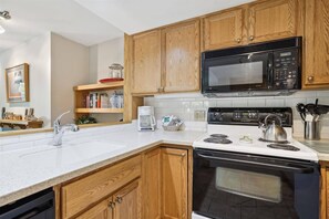 Fully Equipped Kitchen - The kitchen has everything you need to prepare meals and snacks during your stay. - Room to Relax, Close to It All C1 (Killington)