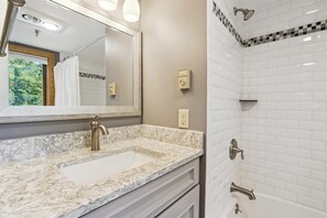 Combined shower/tub, hair dryer, towels