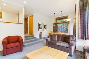 تلفزيون، مدفأة، كرة قدم الطاولة، تنس طاولة