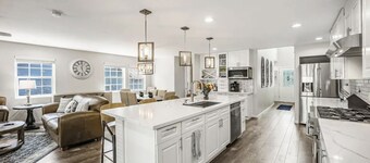 Modern Beauty, Gorgeous Forest View, Hot Tub, A/C, Game Room, Close to Downtown!