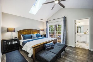 5 bedrooms, desk, iron/ironing board, travel crib