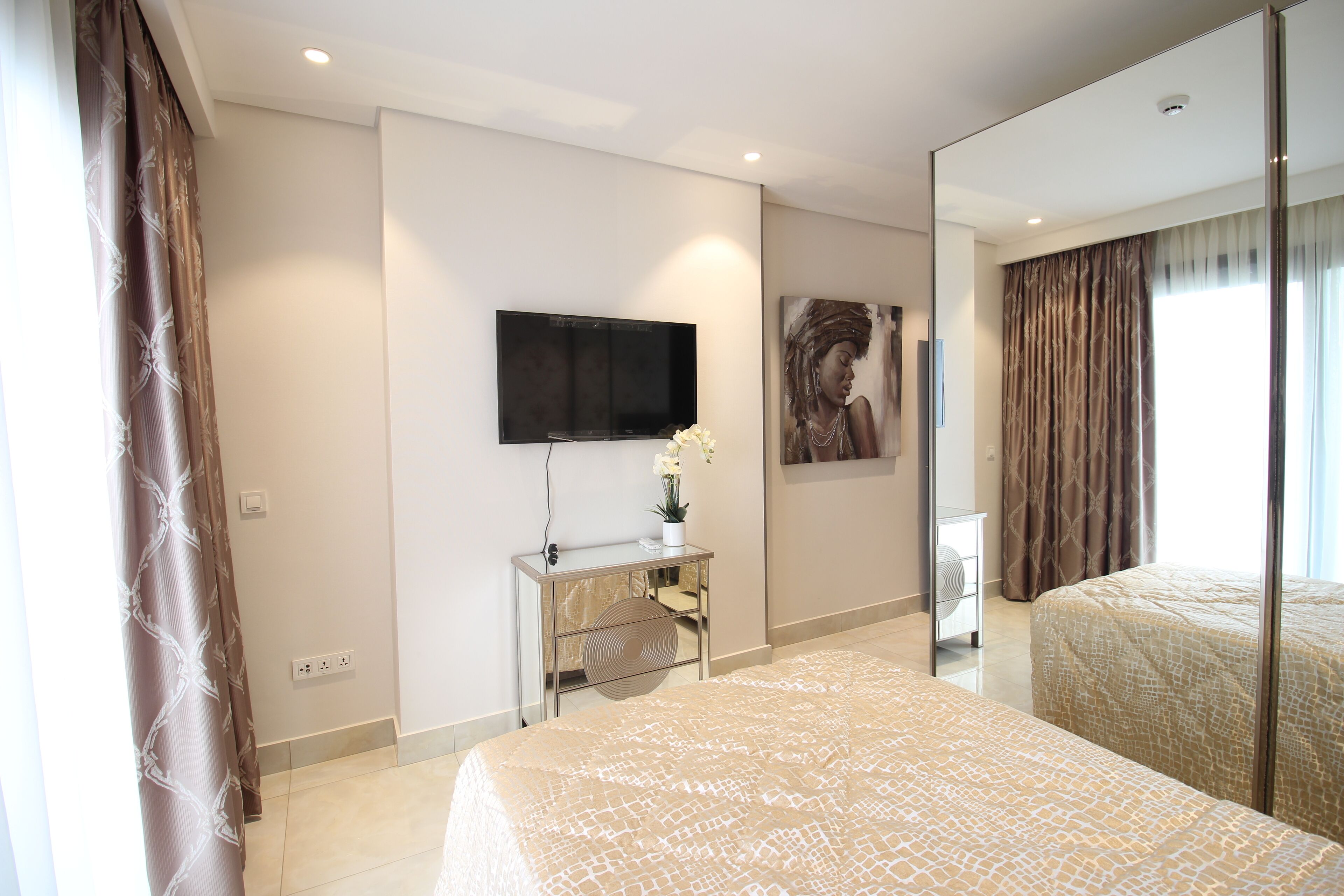 design room | 2 bedrooms, individually decorated, individually furnished, desk