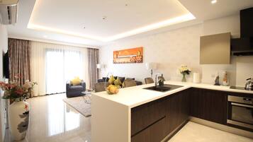 Design Room | Private kitchen | Microwave, oven, stovetop, cookware/dishes/utensils