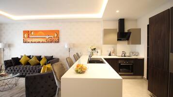 Design Room | Private kitchen | Microwave, oven, stovetop, cookware/dishes/utensils