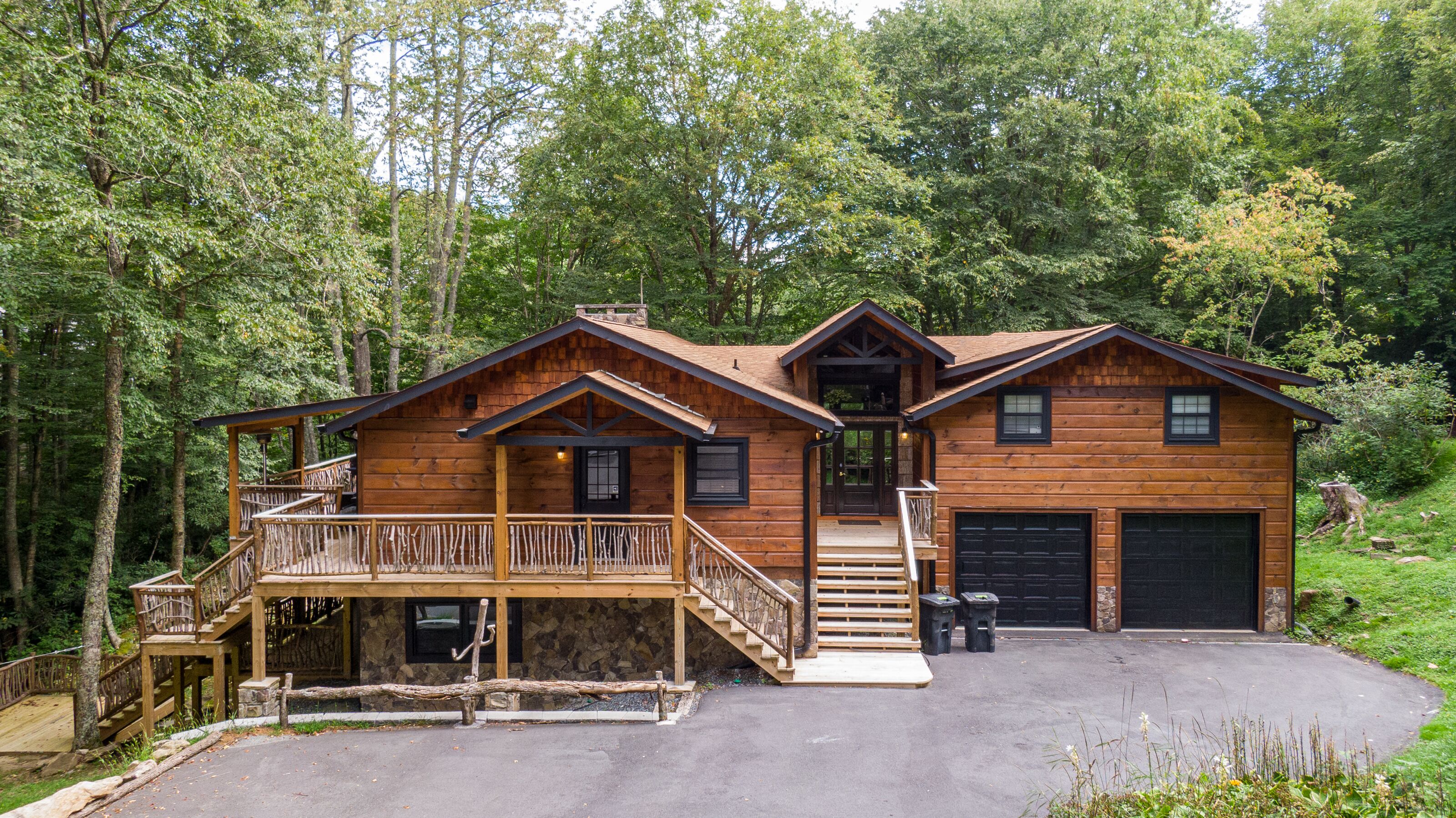 Moosey Creek Lodge - Creekside home with a hot tub!