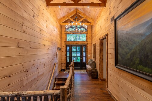 Moosey Creek Lodge - Creekside home with a hot tub!