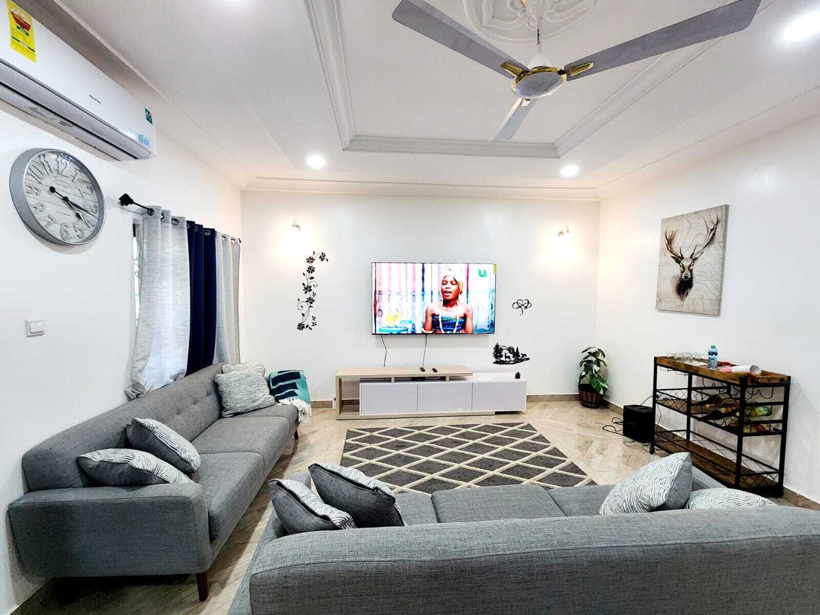 Smart-tv, boeken en een stereo