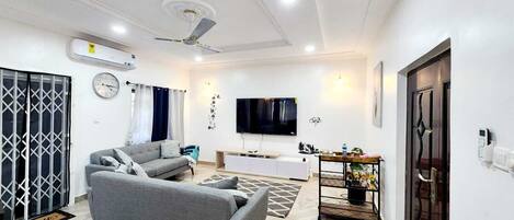 Smart TV, libri, impianto stereo