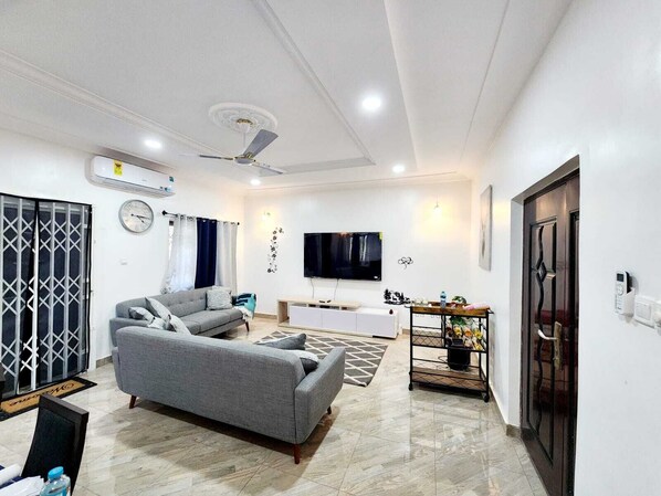 Smart TV, books, stereo - Apartment Vacation Rental Accra Adenta (MARLEJOR, Adenta Municipality)