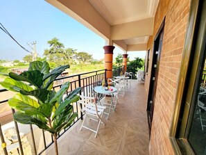 Outdoor dining - Apartment Vacation Rental Accra Adenta (MARLEJOR, Adenta Municipality)