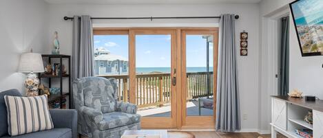 Een televisie, tafelvoetbal, een tafeltennistafel en boeken