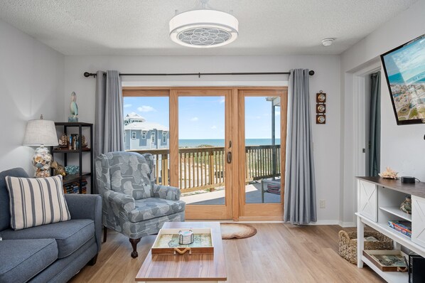 Fernseher, Tischfußball, Tischtennisplatte, Bücher