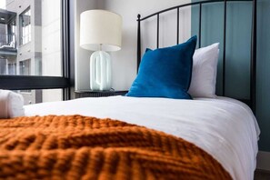 2 bedrooms, iron/ironing board, travel cot, free WiFi - Dolly's Parton-Non- Walk to Restaurants & Bars (Nashville)