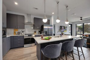 冰箱、微波炉、烤箱、炉灶