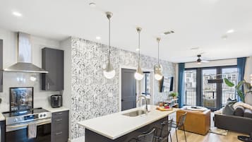 KylskÄp, mikrovÄgsugn, ugn och spishÀll