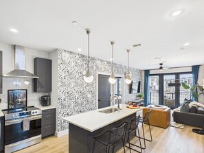 Fridge, microwave, oven, stovetop - Bourbon Street Blues-Odyssey-Pool&Gym-Near VU&TSU (Nashville)