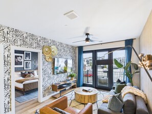 Smart TV, books - Bourbon Street Blues-Odyssey-Pool&Gym-Near VU&TSU (Nashville)