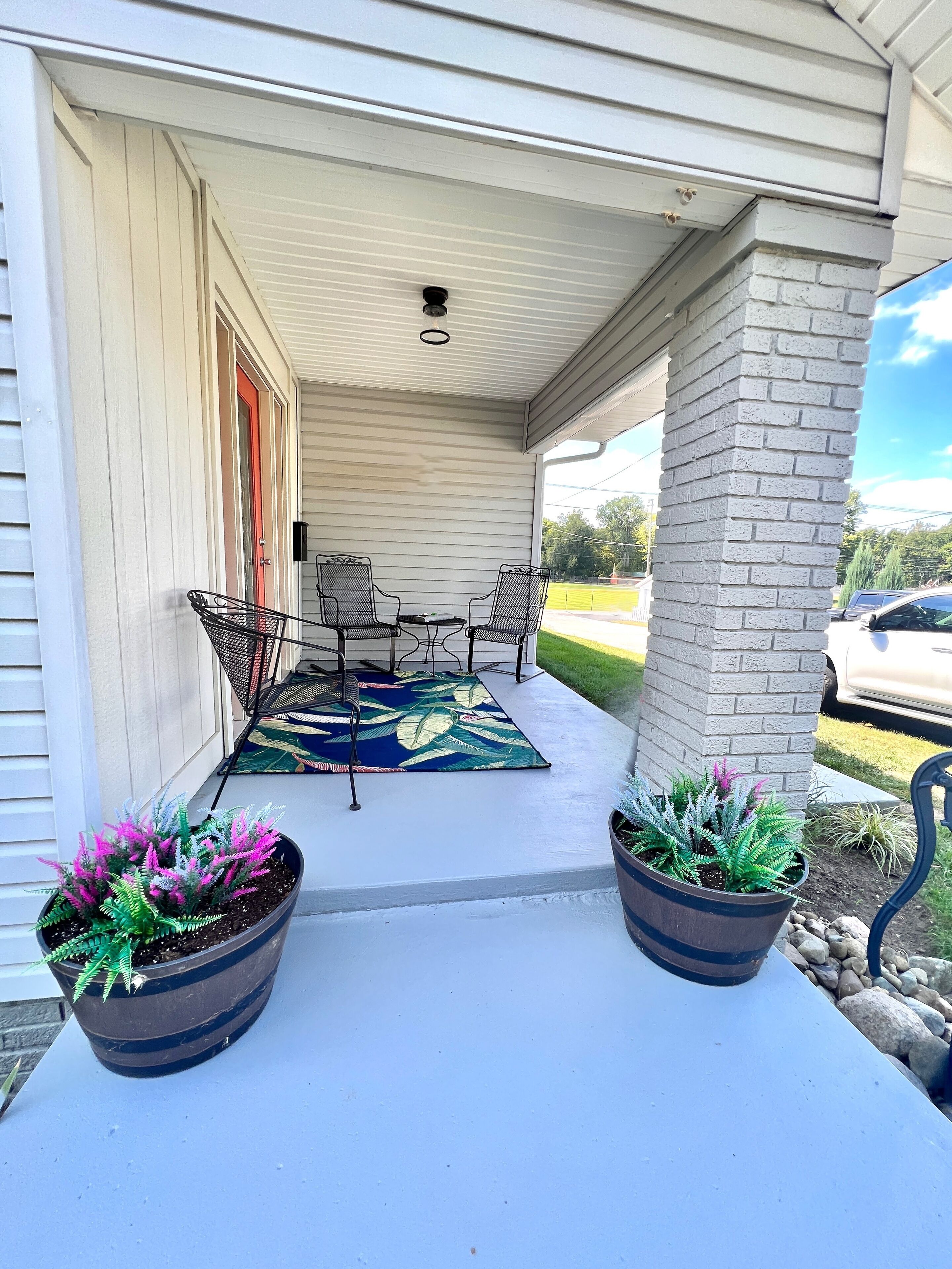 Cozy fully furnished home located steps away from Highland Park!