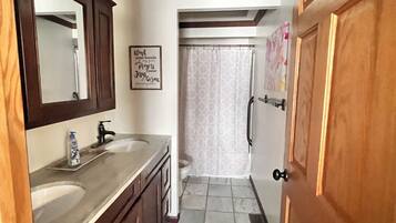 Dusche, Haartrockner, Handtücher, Toilettenpapier