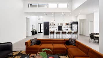 Smart TV, chimenea y oficina