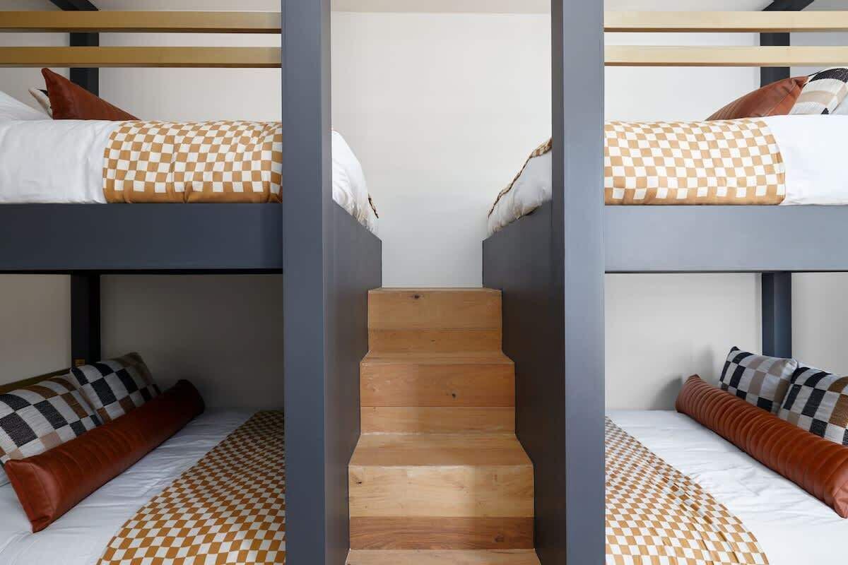 5 chambres, bureau, fer et planche à repasser, lit parapluie