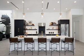 ثلاجة، ميكروويف، فرن، موقد طهي مسطح