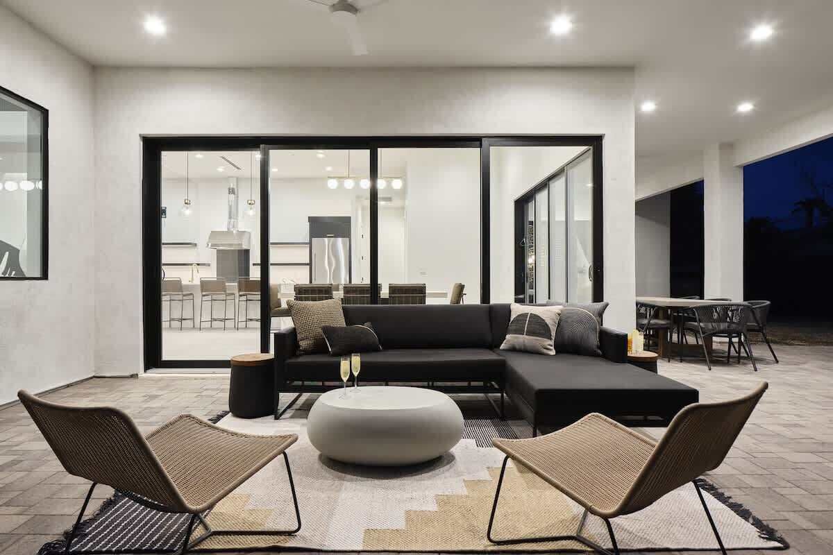 Smart TV, chimenea y oficina 