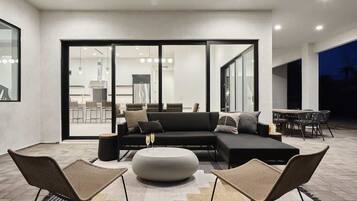 Smart TV, chimenea y oficina