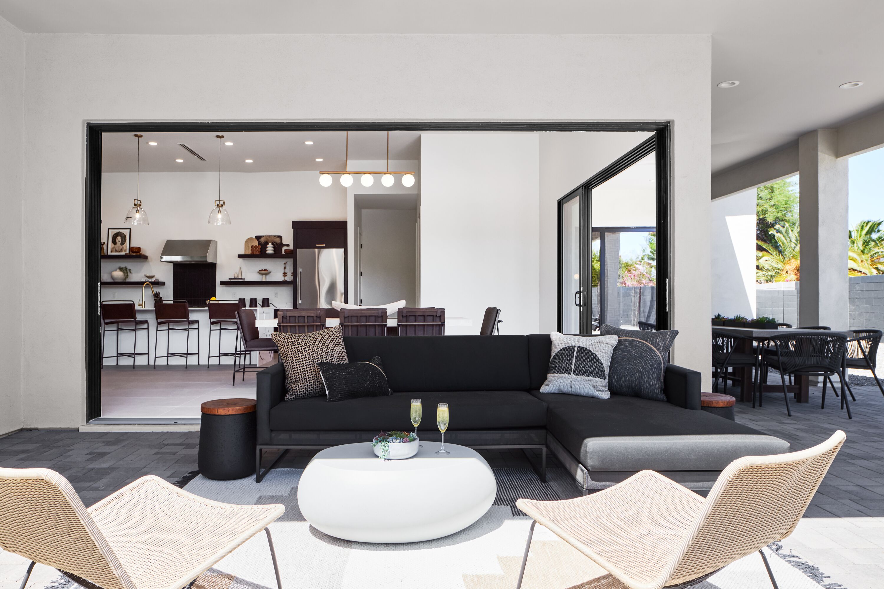 TV connectée, cheminée, livres