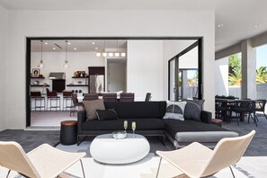 تلفزيون ذكي، مدفأة، كُتُب