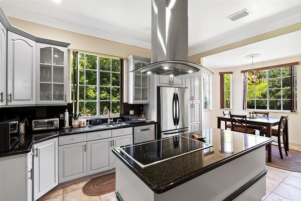 Refrigerador, microondas, horno, placa de cocina