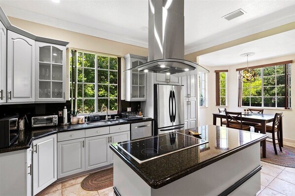 Kjøleskap, mikrobølgeovn, ovn og kokeplater