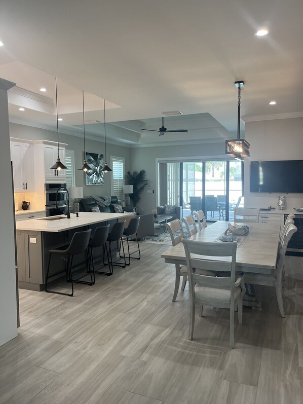 Dining - Brand new home & pool ready for enjoyment minutes from beach and best dining. (Naples)