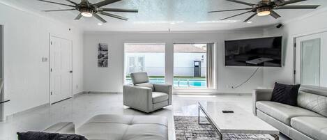 Télévision, livres, espaces bureaux