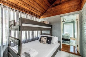 5 chambres, fer et planche à repasser, Wi-Fi, draps fournis