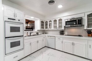 Fridge, microwave, oven, stovetop - Ocean View + Poolside Opulence Tennis and HotTub (Corpus Christi)