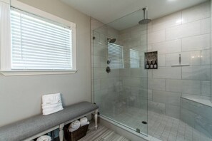 Baignoire, séchoir à cheveux, serviettes fournies, shampooing