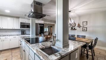 Køleskab, mikrobølgeovn, ovn, kogeplade