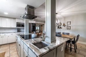 Fridge, microwave, oven, stovetop - Sail Away! Your Coastal Pool Oasis Awaits (Corpus Christi)