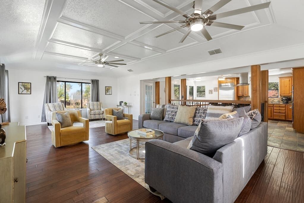 تلفزيون، كُتُب، مكتب